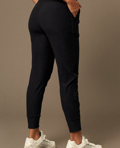 Lounge Jogger en Navy-Joggers-Tienda Ropa Leggings Yoga Sostenibles Reciclados Mujer On-line Barcelona Believe Athletics Sustainable Recycled Yoga Clothes