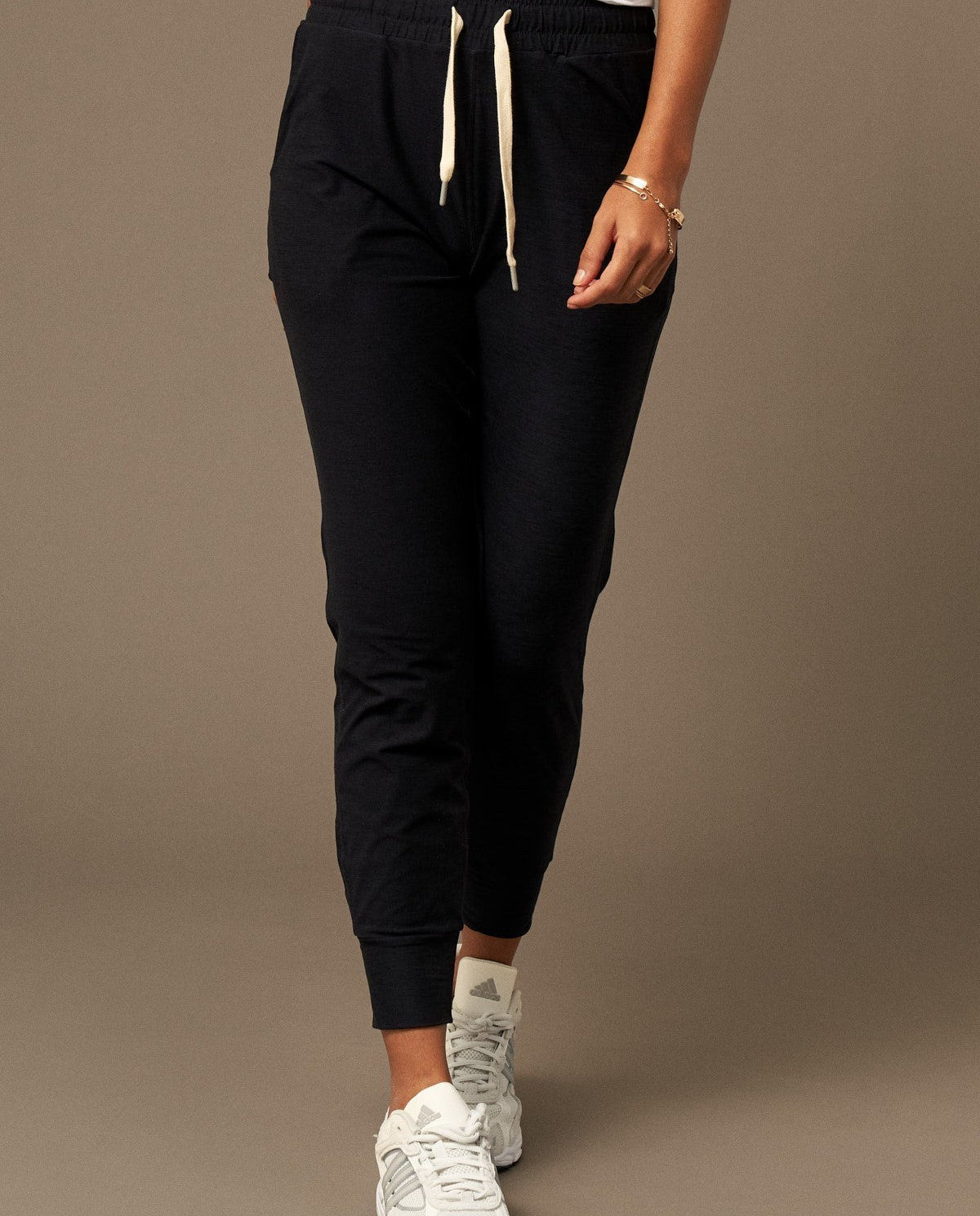 Lounge Jogger en Navy-Joggers-Tienda Ropa Leggings Yoga Sostenibles Reciclados Mujer On-line Barcelona Believe Athletics Sustainable Recycled Yoga Clothes