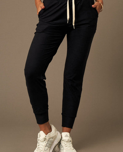 Lounge Jogger en Navy-Joggers-Tienda Ropa Leggings Yoga Sostenibles Reciclados Mujer On-line Barcelona Believe Athletics Sustainable Recycled Yoga Clothes