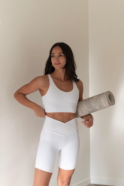 Palms Bra in Marsh. White-Bras-Tienda Ropa Leggings Yoga Sostenibles Reciclados Mujer On-line Barcelona Believe Athletics Sustainable Recycled Yoga Clothes