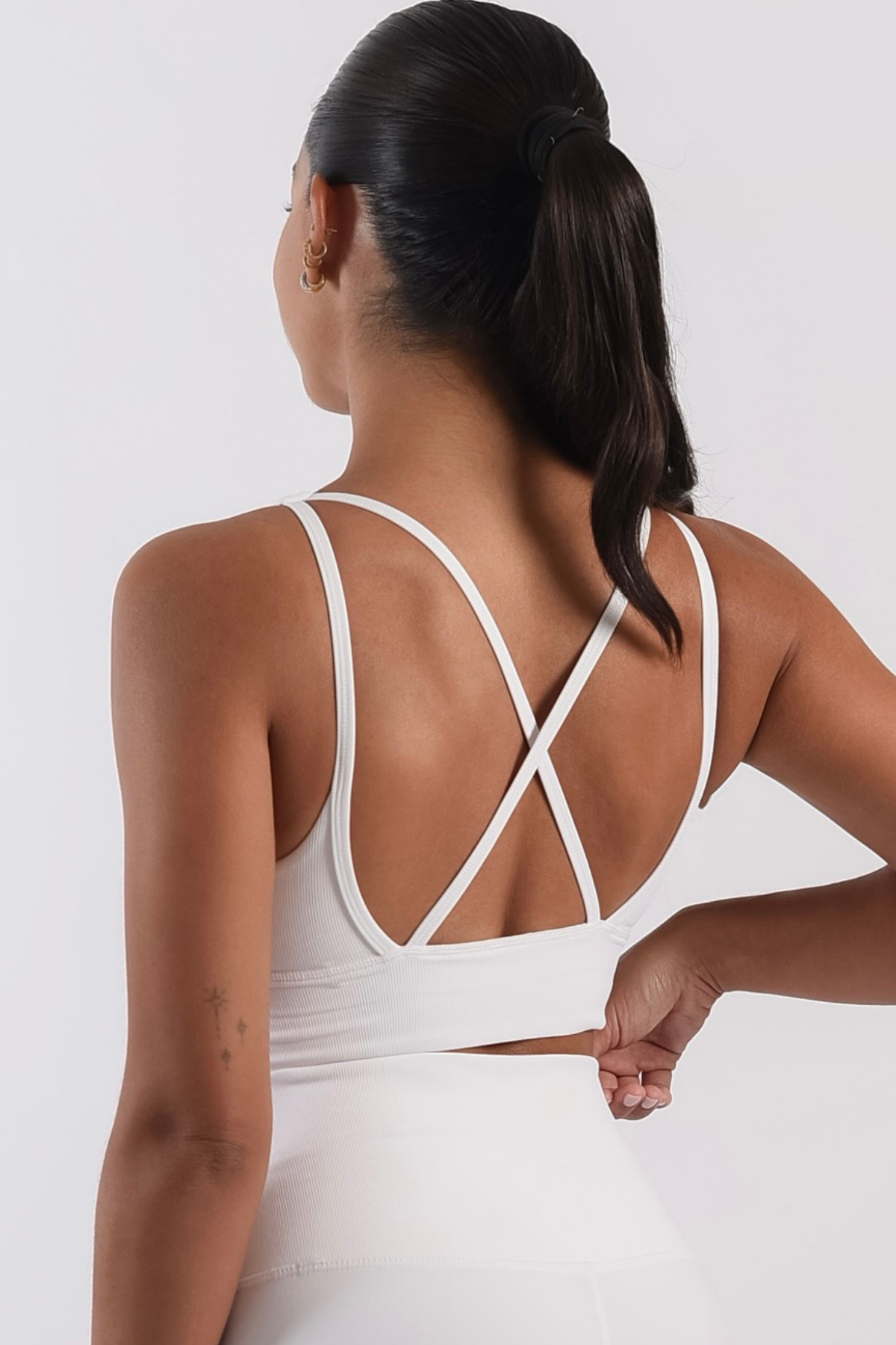 Palms Bra in Marsh. White-Bras-Tienda Ropa Leggings Yoga Sostenibles Reciclados Mujer On-line Barcelona Believe Athletics Sustainable Recycled Yoga Clothes