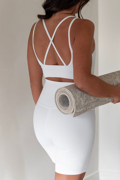 Palms Bra in Marsh. White-Bras-Tienda Ropa Leggings Yoga Sostenibles Reciclados Mujer On-line Barcelona Believe Athletics Sustainable Recycled Yoga Clothes
