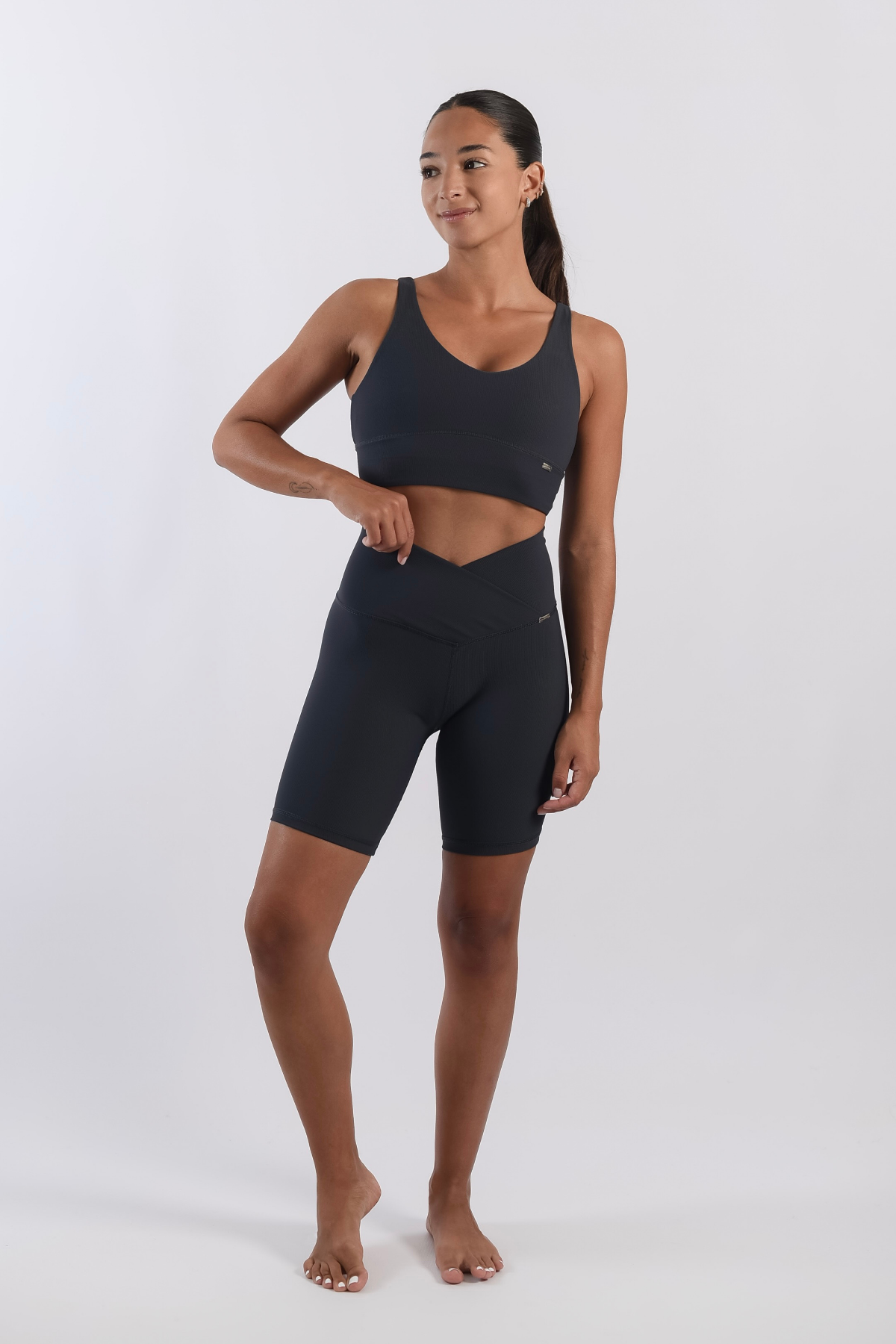 Palms Bra in Midnight-Bras-Tienda Ropa Leggings Yoga Sostenibles Reciclados Mujer On-line Barcelona Believe Athletics Sustainable Recycled Yoga Clothes