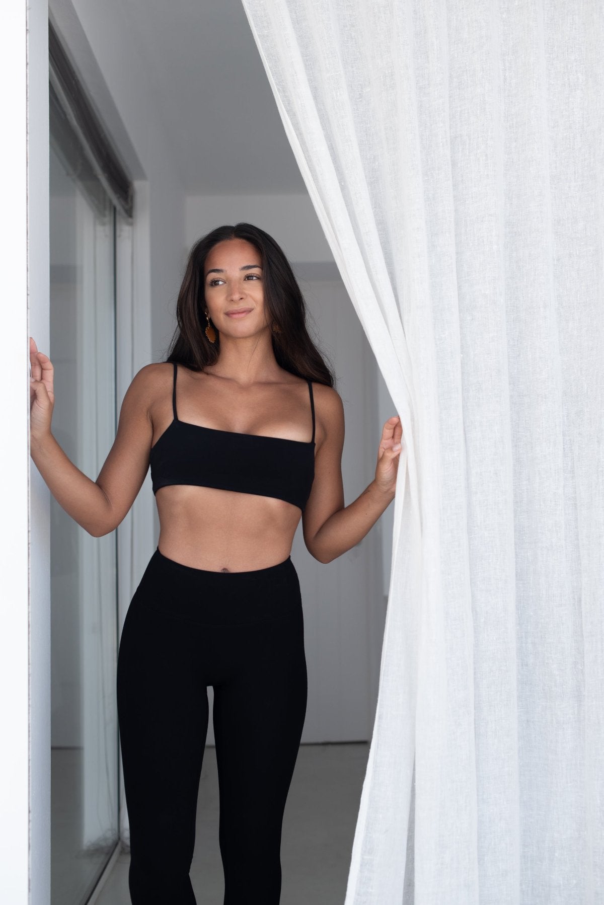 PaoRoa Skinny Bra Black-Bras-Tienda Ropa Leggings Yoga Sostenibles Reciclados Mujer On-line Barcelona Believe Athletics Sustainable Recycled Yoga Clothes