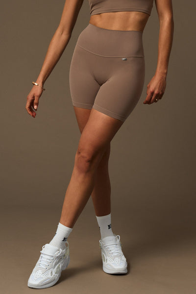 Bikers Believe Radiant Biker in Caramel- -Tienda Ropa Leggings Yoga Sostenibles Reciclados Mujer On-line Barcelona Athletics Sustainable Recycled Yoga Clothes