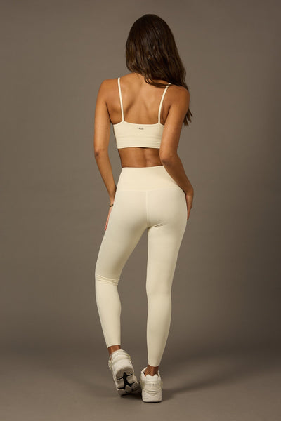 Radiant Bra en Blanco Niebla-Bras-Tienda Ropa Leggings Yoga Sostenibles Reciclados Mujer On-line Barcelona Believe Athletics Sustainable Recycled Yoga Clothes