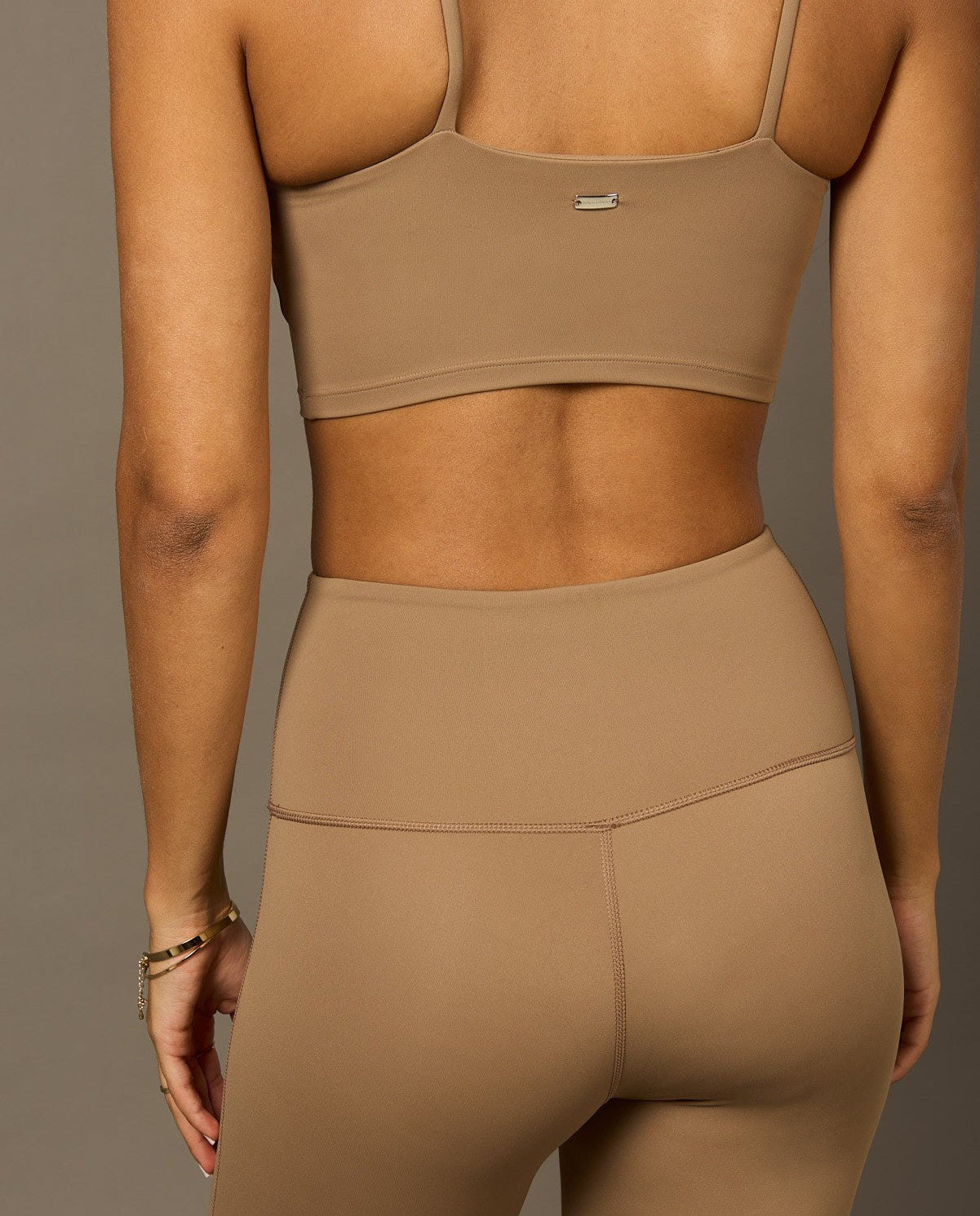 Radiant Bra en Caramel-Bras-Tienda Ropa Leggings Yoga Sostenibles Reciclados Mujer On-line Barcelona Believe Athletics Sustainable Recycled Yoga Clothes