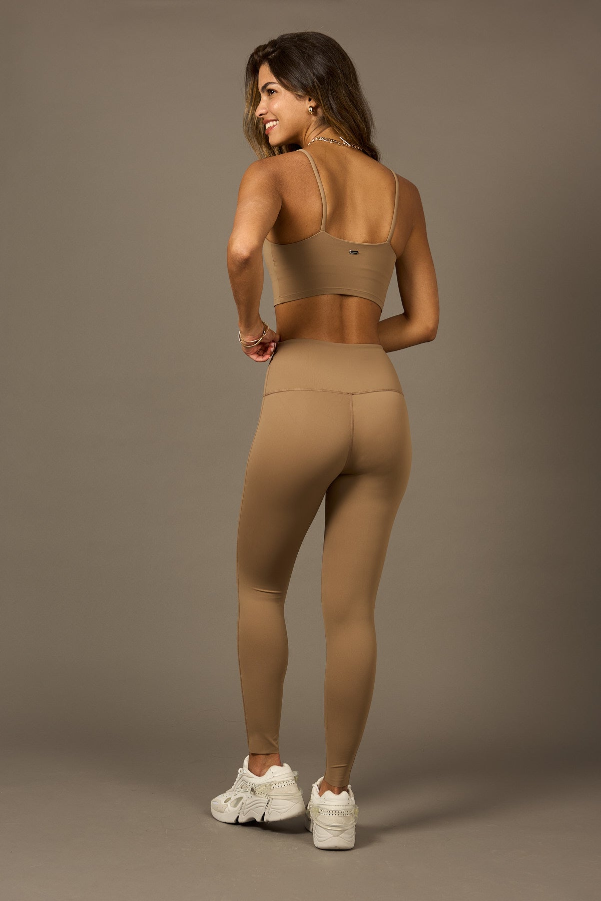 Radiant Bra en Caramel-Bras-Tienda Ropa Leggings Yoga Sostenibles Reciclados Mujer On-line Barcelona Believe Athletics Sustainable Recycled Yoga Clothes