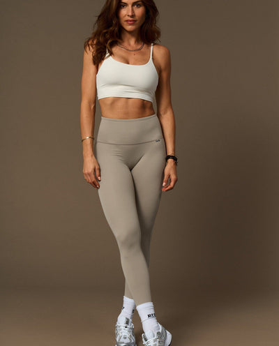 Radiant Laser-Cut Legging en Sand-Long Leggings-Tienda Ropa Leggings Yoga Sostenibles Reciclados Mujer On-line Barcelona Believe Athletics Sustainable Recycled Yoga Clothes