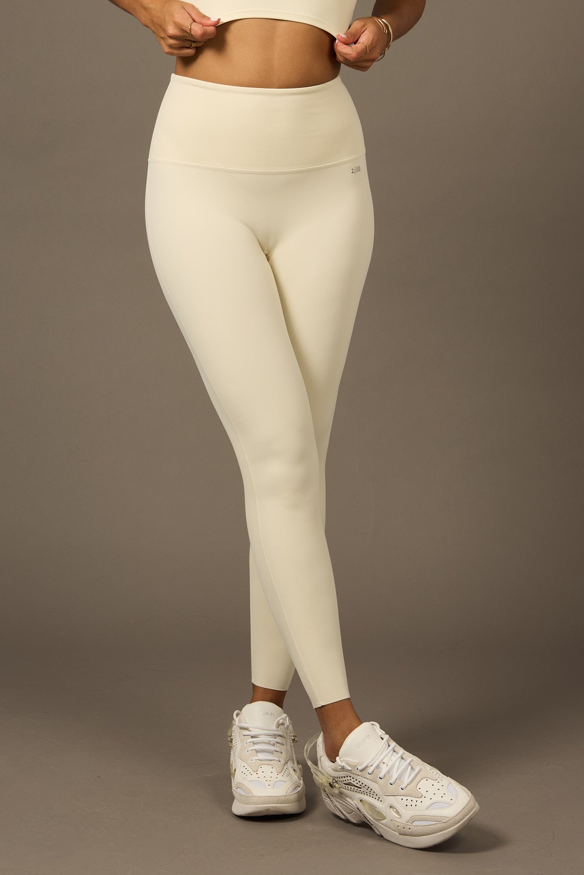 Radiant Legging Blanco Niebla-Long Leggings-Tienda Ropa Leggings Yoga Sostenibles Reciclados Mujer On-line Barcelona Believe Athletics Sustainable Recycled Yoga Clothes