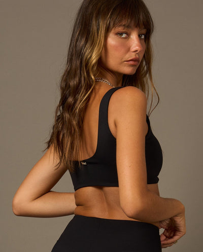 Silhouette Bra Black-Bras-Tienda Ropa Leggings Yoga Sostenibles Reciclados Mujer On-line Barcelona Believe Athletics Sustainable Recycled Yoga Clothes