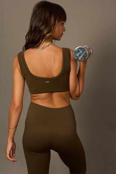 Bras Believe Sunshine Bra in Olive- -Tienda Ropa Leggings Yoga Sostenibles Reciclados Mujer On-line Barcelona Leichtathletik Nachhaltige Recycelte Yoga-Kleidung