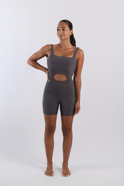 Believe Swanky Jump. in Stone-Jumpsuits-Tienda Ropa Leggings Yoga Sostenibles Reciclados Mujer On-line Barcelona Leichtathletik Sustainable Recycled Yoga Clothes