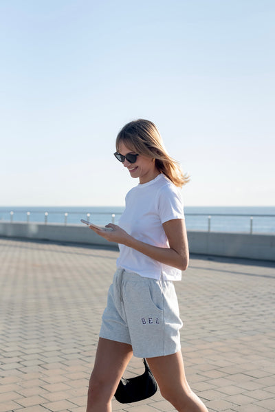 Tee Sophisti-Simple en Blanco-T-Shirts-Tienda Ropa Leggings Yoga Sostenibles Reciclados Mujer On-line Barcelona Believe Athletics Sustainable Recycled Yoga Clothes