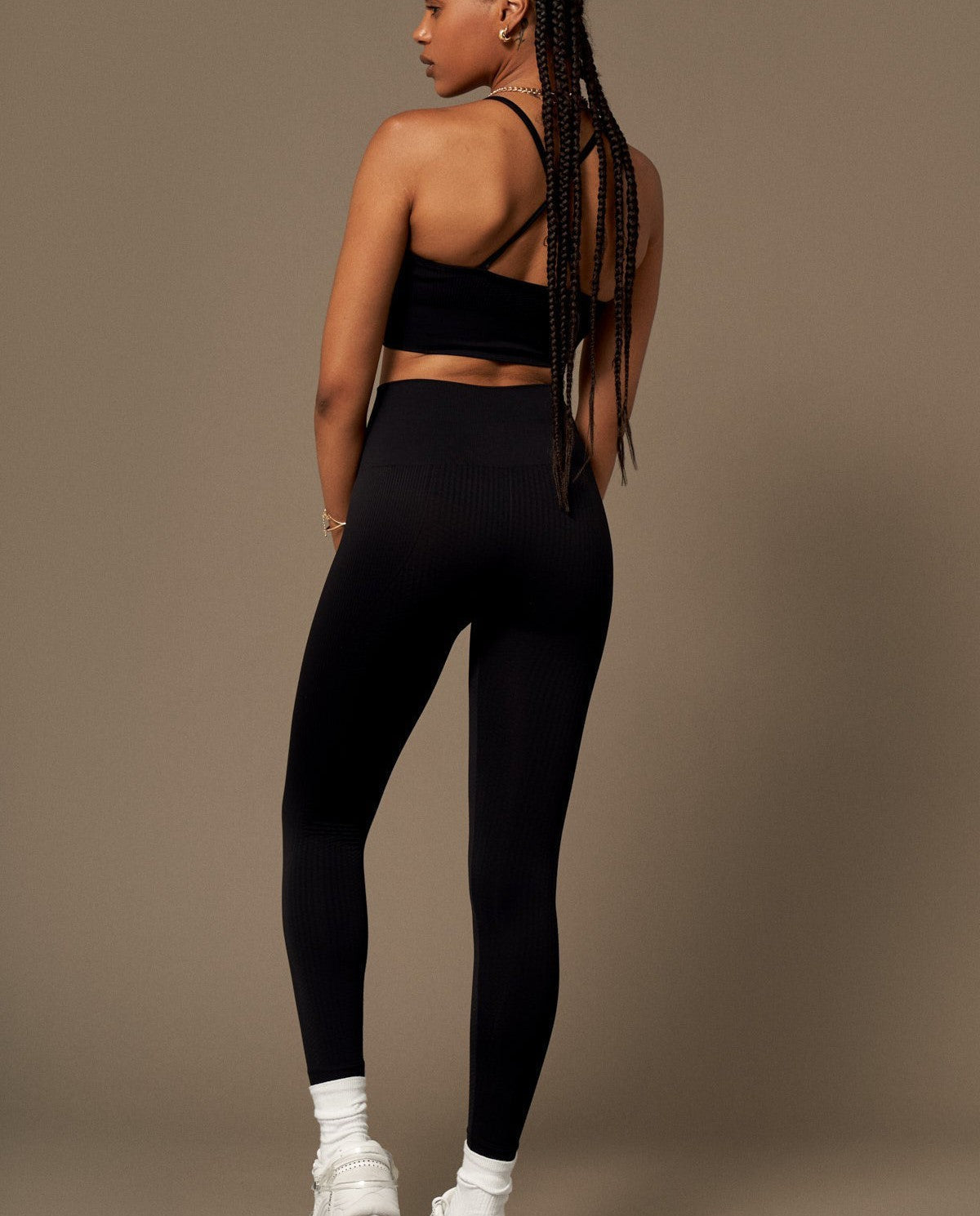 Vinyasa Bra en Negro-Bras-Tienda Ropa Leggings Yoga Sostenibles Reciclados Mujer On-line Barcelona Believe Athletics Sustainable Recycled Yoga Clothes