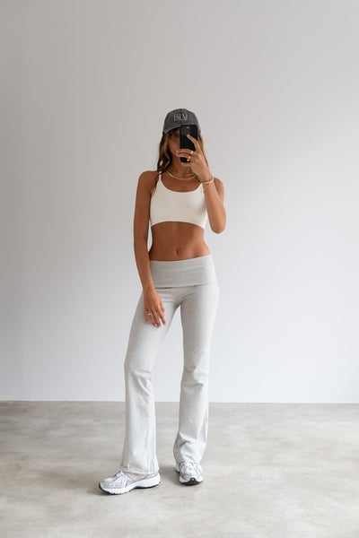 Wave Bra en Blanco Perla-Bras-Tienda Ropa Leggings Yoga Sostenibles Reciclados Mujer On-line Barcelona Believe Athletics Sustainable Recycled Yoga Clothes