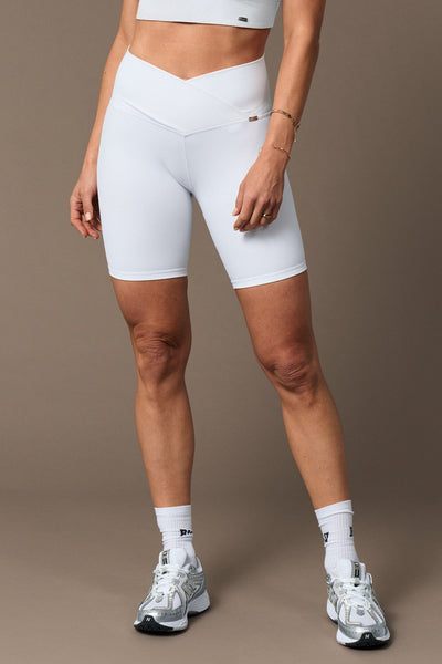 West Biker in Marsh. White-Bikers-Tienda Ropa Leggings Yoga Sostenibles Reciclados Mujer On-line Barcelona Believe Athletics Sustainable Recycled Yoga Clothes