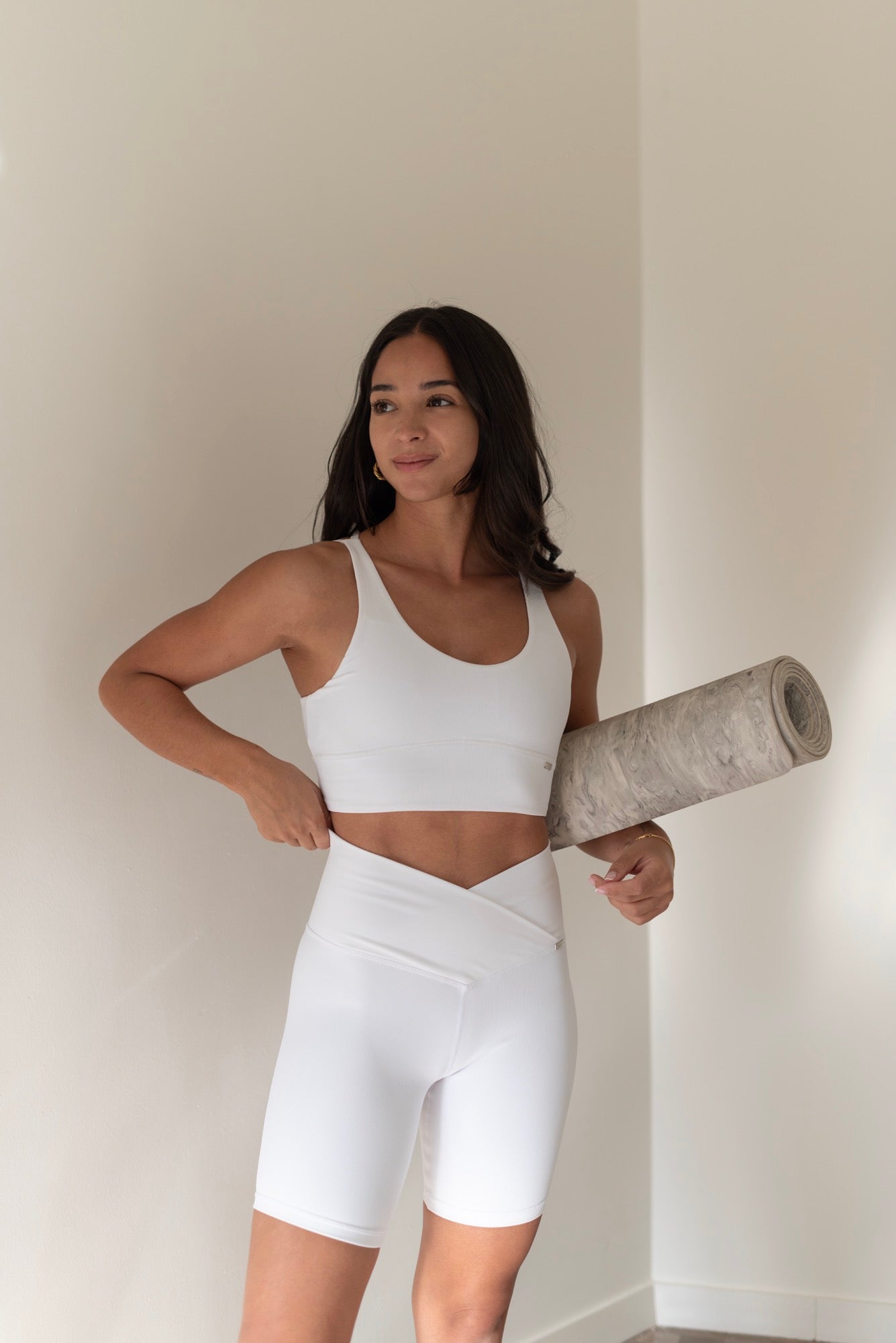 West Biker in Marsh. White-Bikers-Tienda Ropa Leggings Yoga Sostenibles Reciclados Mujer On-line Barcelona Believe Athletics Sustainable Recycled Yoga Clothes