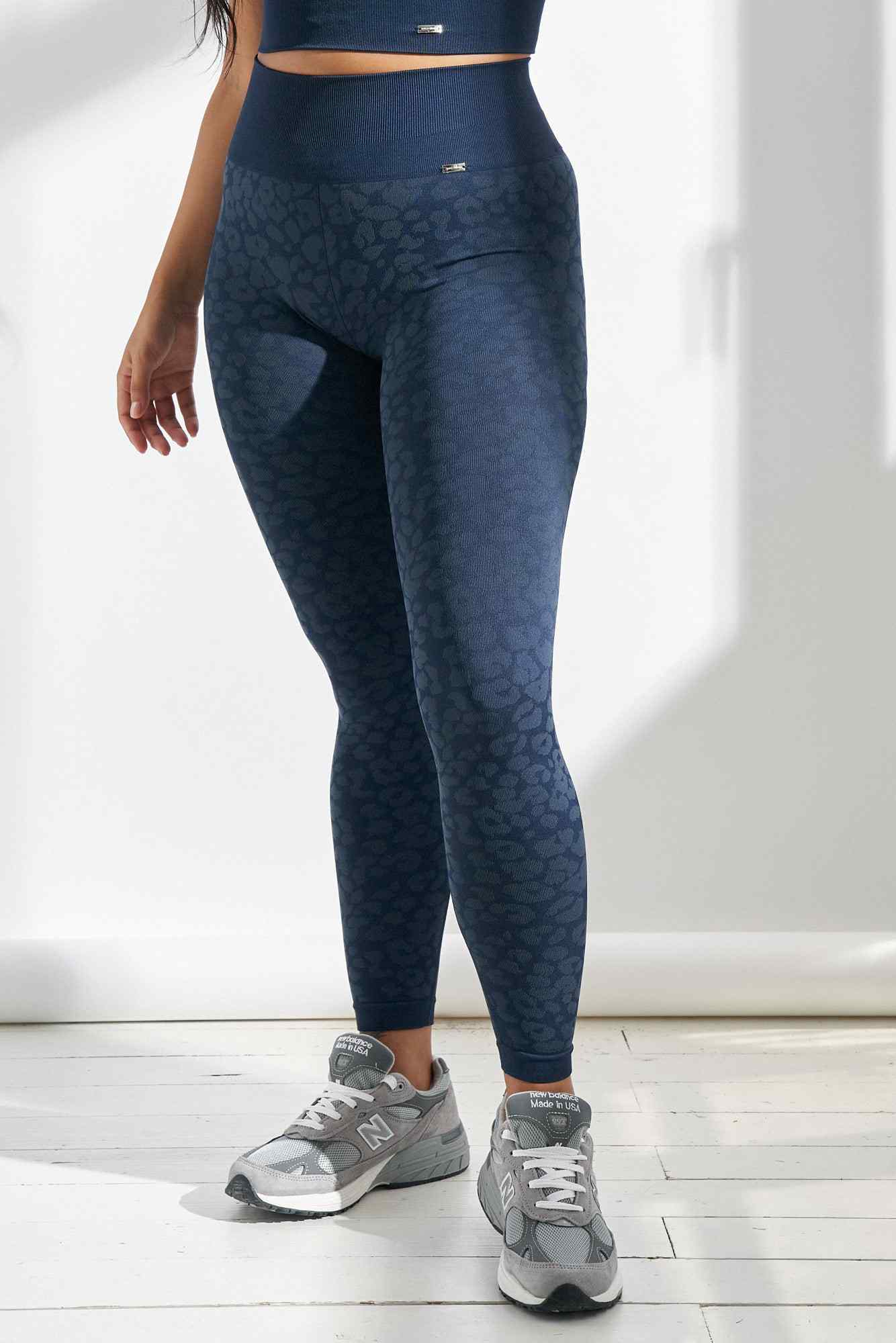 Wild Legging en Leopard Blue Ink-Long Leggings-Tienda Ropa Leggings Yoga Sostenibles Reciclados Mujer On-line Barcelona Believe Athletics Sustainable Recycled Yoga Clothes