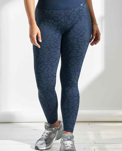 Wild Legging en Leopard Blue Ink-Long Leggings-Tienda Ropa Leggings Yoga Sostenibles Reciclados Mujer On-line Barcelona Believe Athletics Sustainable Recycled Yoga Clothes