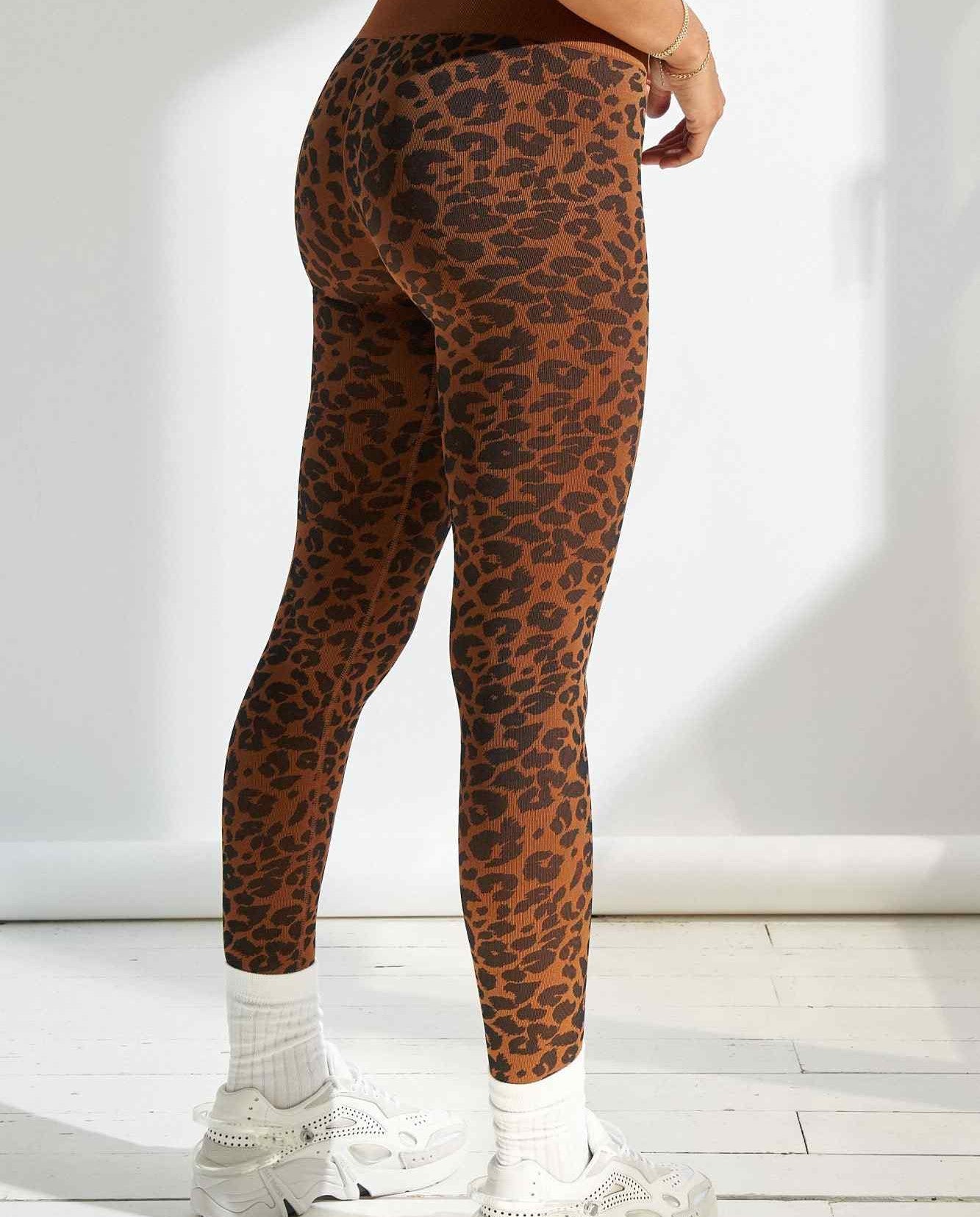 Wild Legging en Leopard Caramel-Long Leggings-Tienda Ropa Leggings Yoga Sostenibles Reciclados Mujer On-line Barcelona Believe Athletics Sustainable Recycled Yoga Clothes