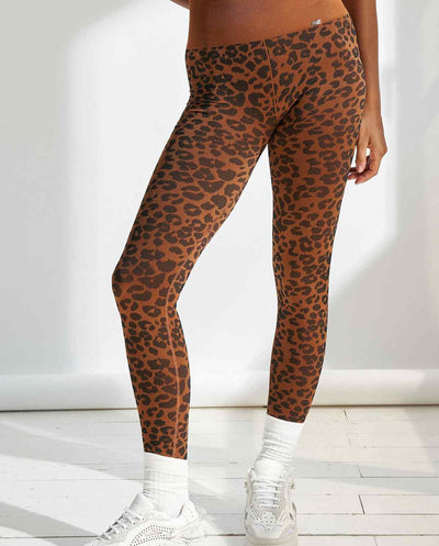 Wild Legging en Leopard Caramel-Long Leggings-Tienda Ropa Leggings Yoga Sostenibles Reciclados Mujer On-line Barcelona Believe Athletics Sustainable Recycled Yoga Clothes