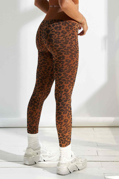 Wild Leggings in Leopard Caramel-Long Leggings-Shop Nachhaltige Recycelte Yoga Leggings Damenbekleidung On-line Barcelona Believe Athletics Nachhaltige Recycelte Yoga Kleidung