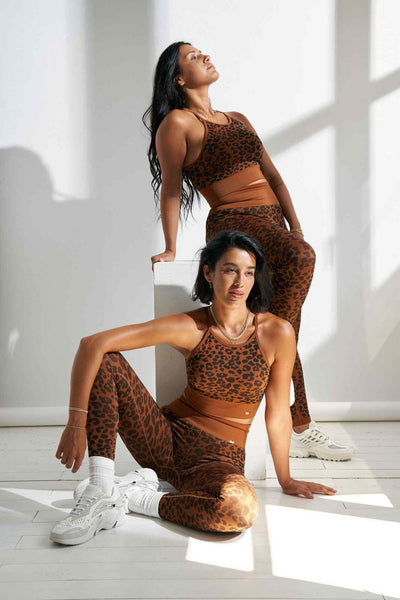 Wild Legging en Leopard Caramel-Long Leggings-Tienda Ropa Leggings Yoga Sostenibles Reciclados Mujer On-line Barcelona Believe Athletics Sustainable Recycled Yoga Clothes