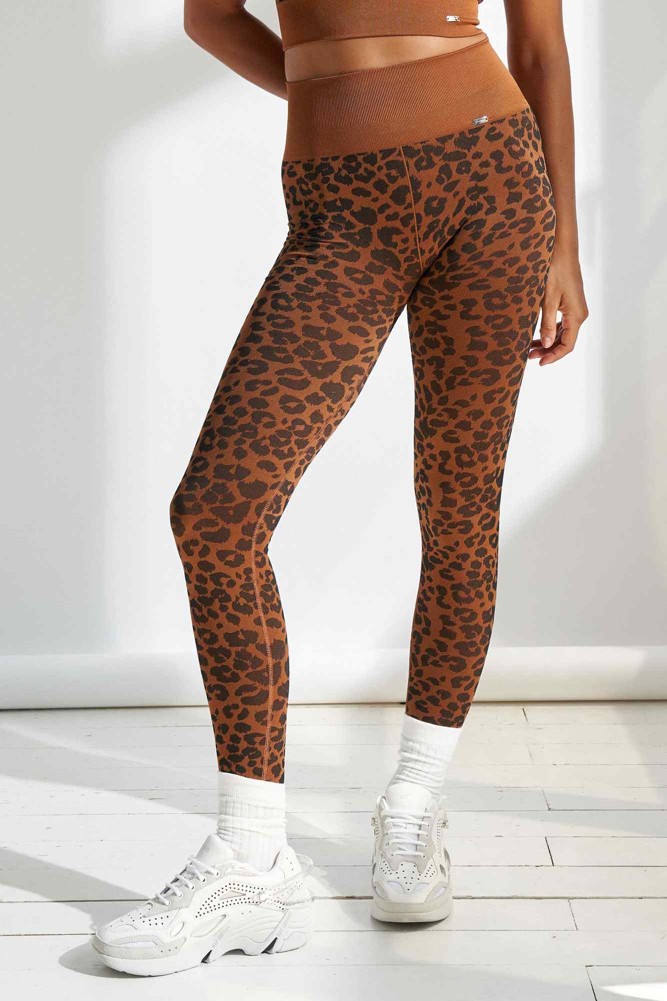 Wild Legging en Leopard Caramel-Long Leggings-Tienda Ropa Leggings Yoga Sostenibles Reciclados Mujer On-line Barcelona Believe Athletics Sustainable Recycled Yoga Clothes