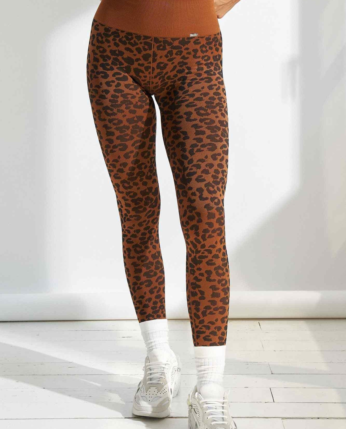 Wild Legging en Leopard Caramel-Long Leggings-Tienda Ropa Leggings Yoga Sostenibles Reciclados Mujer On-line Barcelona Believe Athletics Sustainable Recycled Yoga Clothes